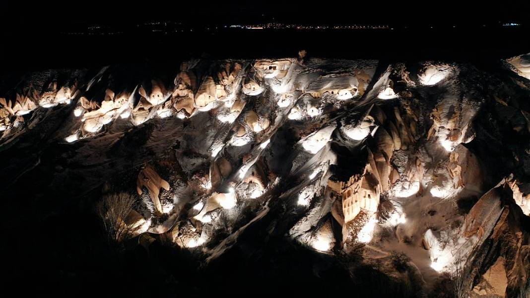 Beyaza bürünen Kapadokya büyüledi! Şehrin ışıkları geceyi aydınlattı 3